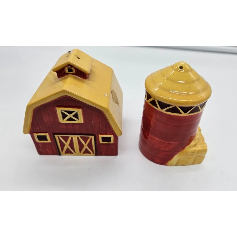 John Deere Salt and Pepper Shakers‎ Set Ceramic Barn and Silo Red Yellow Logo